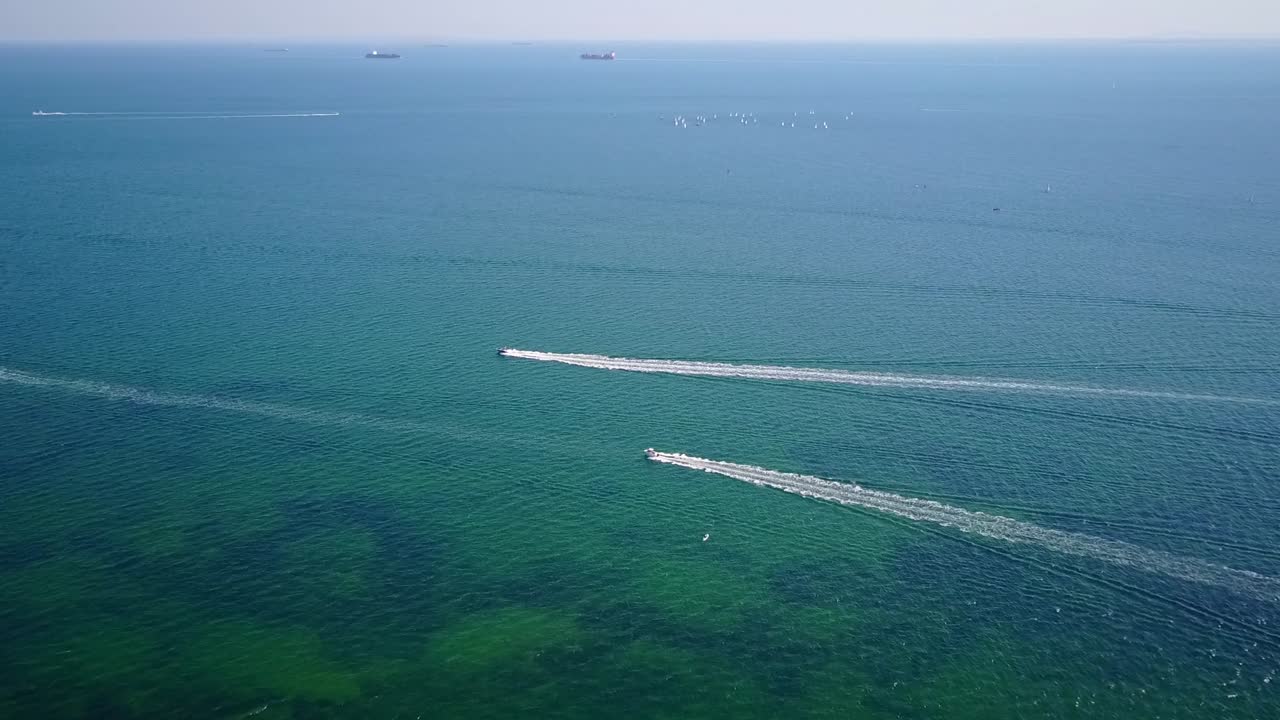 호주 멜버른 포트 필립 베이에 있는 두 척의 쾌속정의 공중 전망