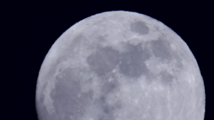 Lua cheia no céu noturno
