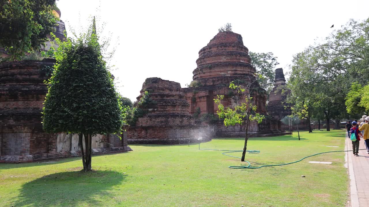 turistas caminando entre las estructuras históricas del templo
