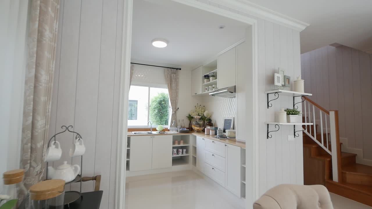 decoración de sala de estar luminosa y acogedora en la casa de planta abierta