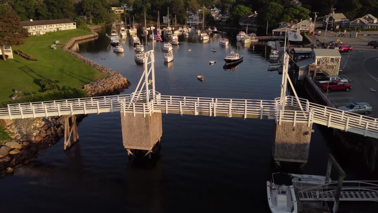 퍼킨스 코브 항구 (perkins cove harbor) 에 대한 공중 전망 (ogunquit, maine, united states) 럭셔리 요트 정박 따뜻한 해가 지는 빛