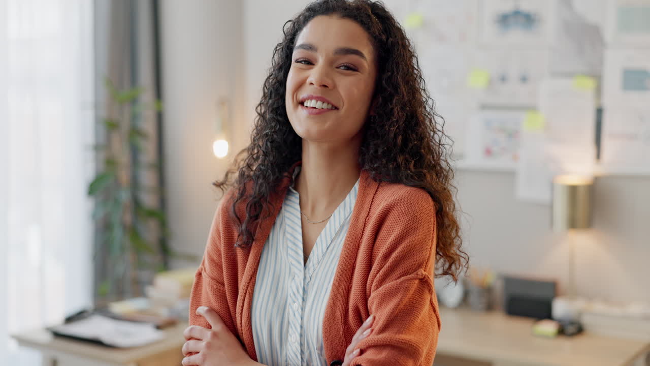feliz, mujer y retrato con los brazos cruzados