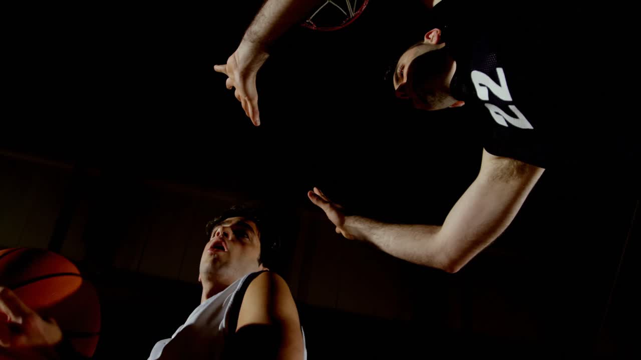 competidores jugando al baloncesto en la cancha 4k