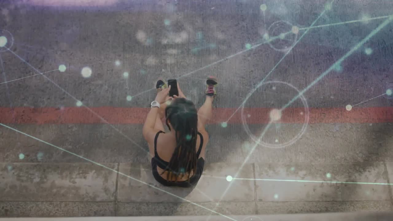 animación de la red de conexiones a través de una mujer en forma utilizando un teléfono inteligente