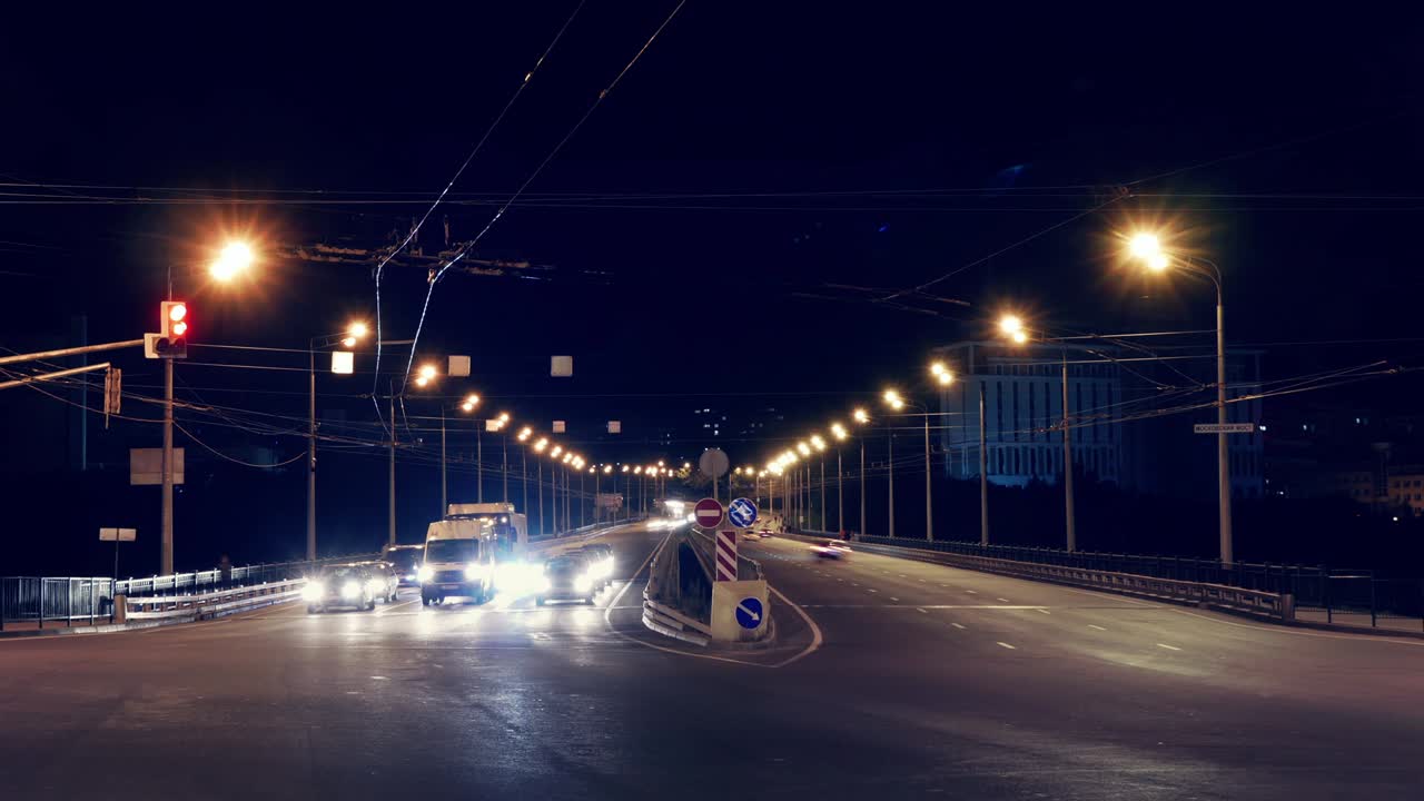 도로 조명 과 자동차 교통 을 볼 수 있는 야간 도시 거리 타임 스