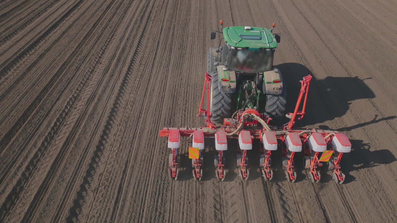 tractor plantando semillas en un campo