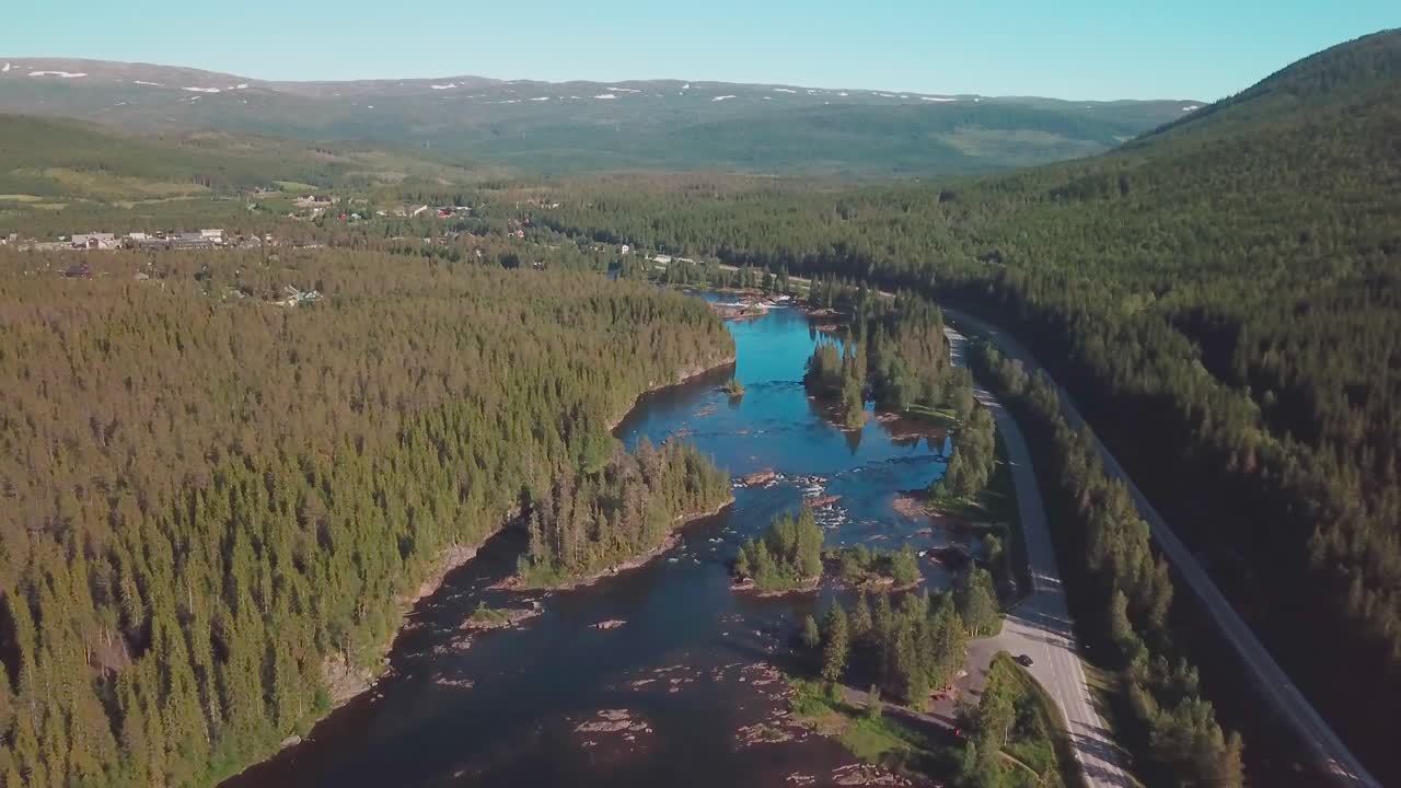 levante la grúa mientras un dron panorámico disparó sobre un río en un gran bosque en el centro de noruega