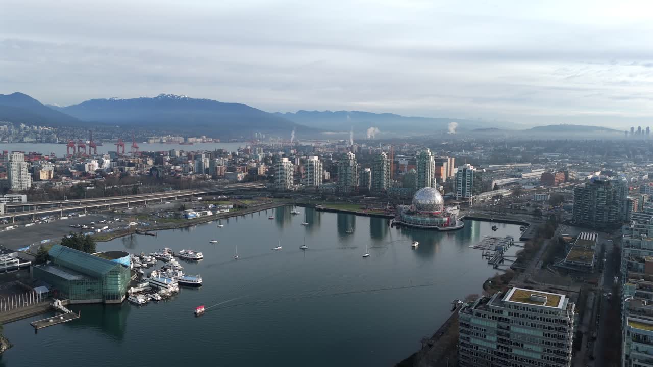 False Creek, il Museo Science World ed edifici residenziali sul lungomare a Vancouver, Canada. - ripresa aerea.