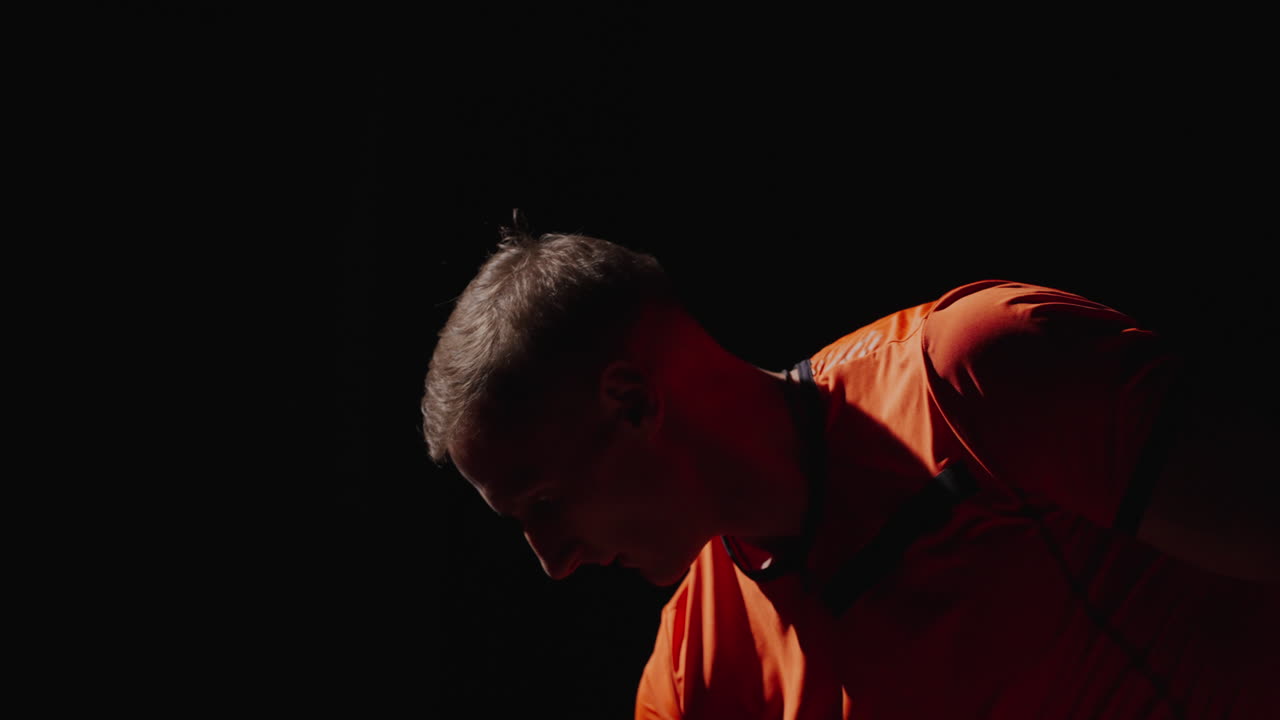 atleta con uniforme deportivo naranja