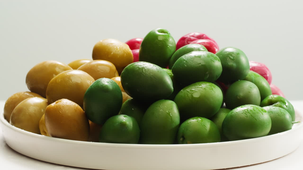 고품질의 4k 영상으로 그리스에서 배경으로 인 둥근 녹색 올리브.