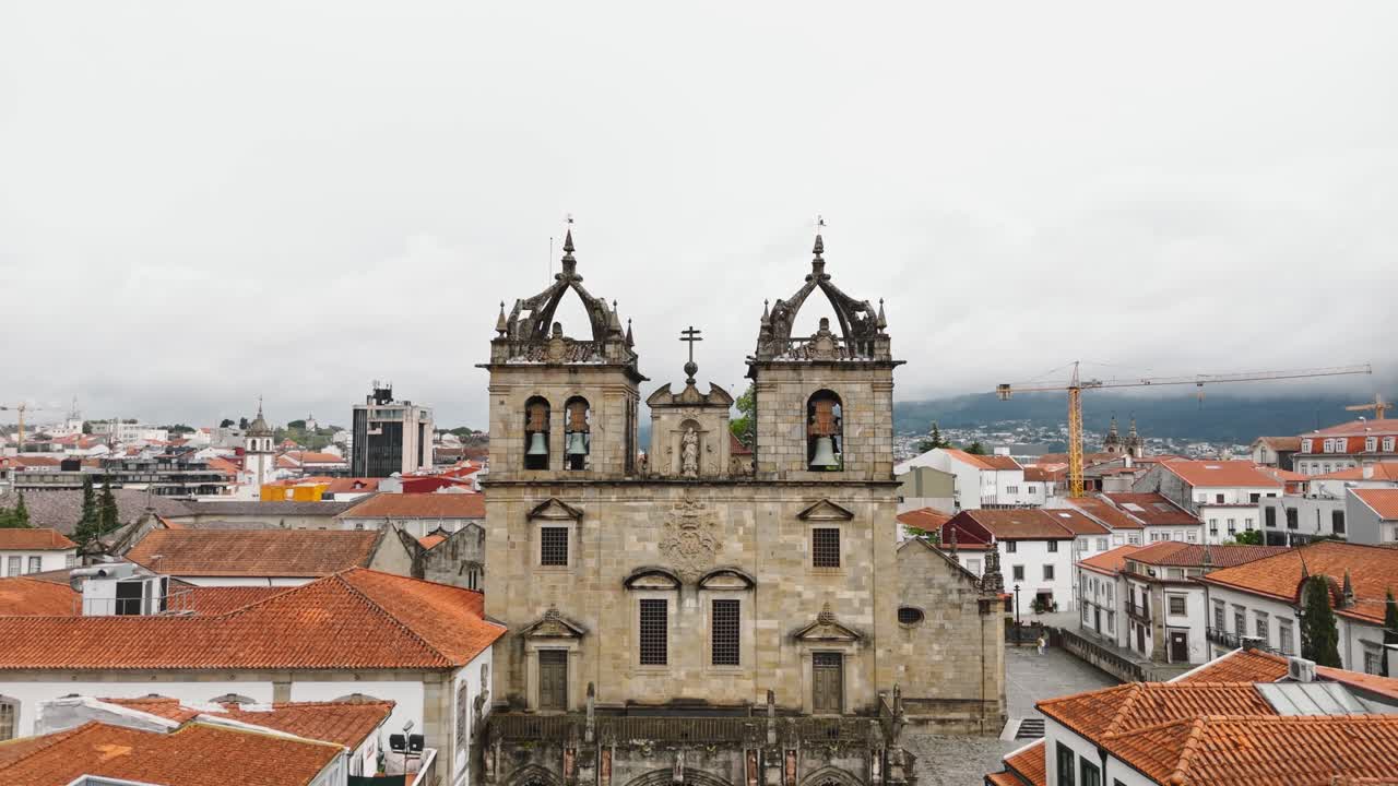 vista aérea frontal de la catedral de Braga, Portugal