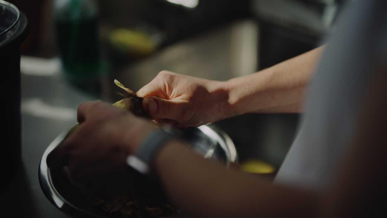 pelar patatas de cerca en las manos