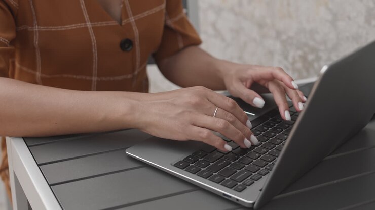 Frau benutzt Laptop im Freien