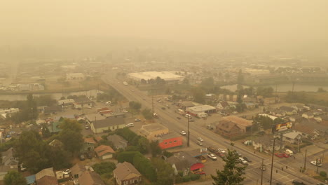 Vista-Aérea-De-Coos-Bay,-Oregon-Durante-La-Temporada-De-Incendios-Forestales