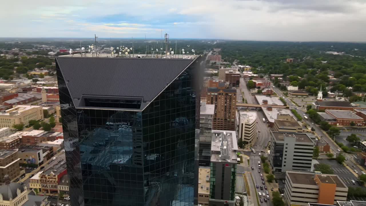 dando vueltas alrededor de un alto edificio de oficinas