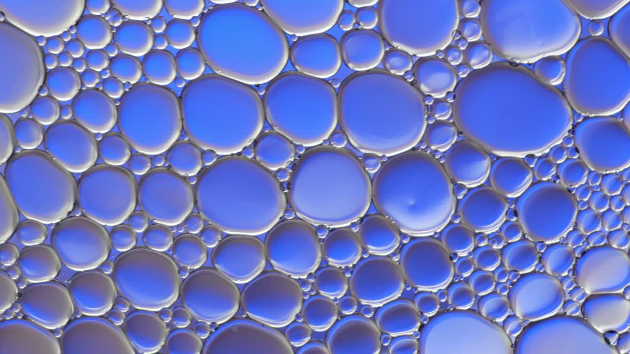 artístico colorido de gota de aceite flotando en el agua.