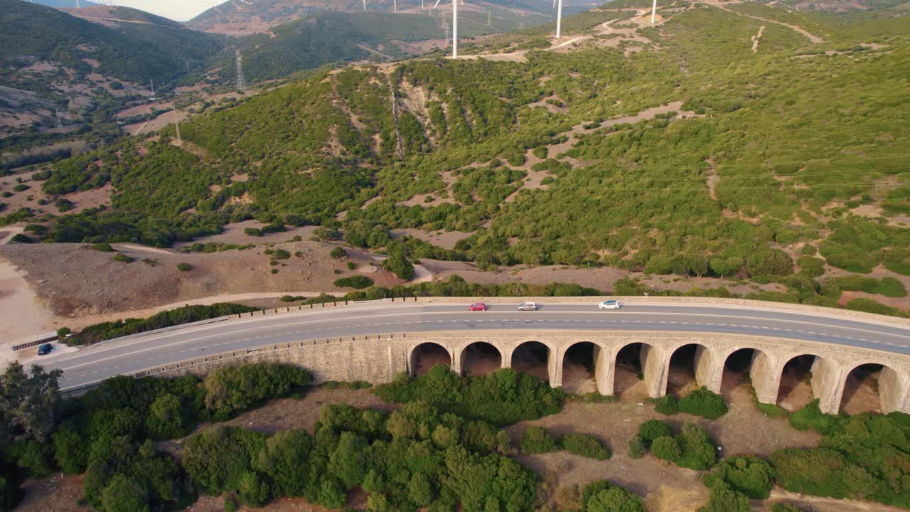 tarfia 언덕의 곡선 도로 교량 위를 운전하는 자동차의 조감도