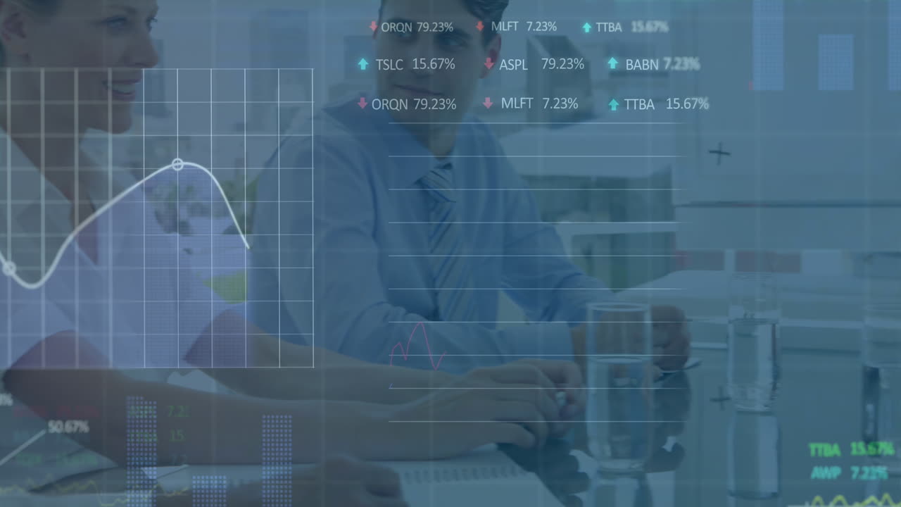 animazione dell'elaborazione dei dati del mercato azionario su diversi uomini d'affari che discutono insieme in ufficio