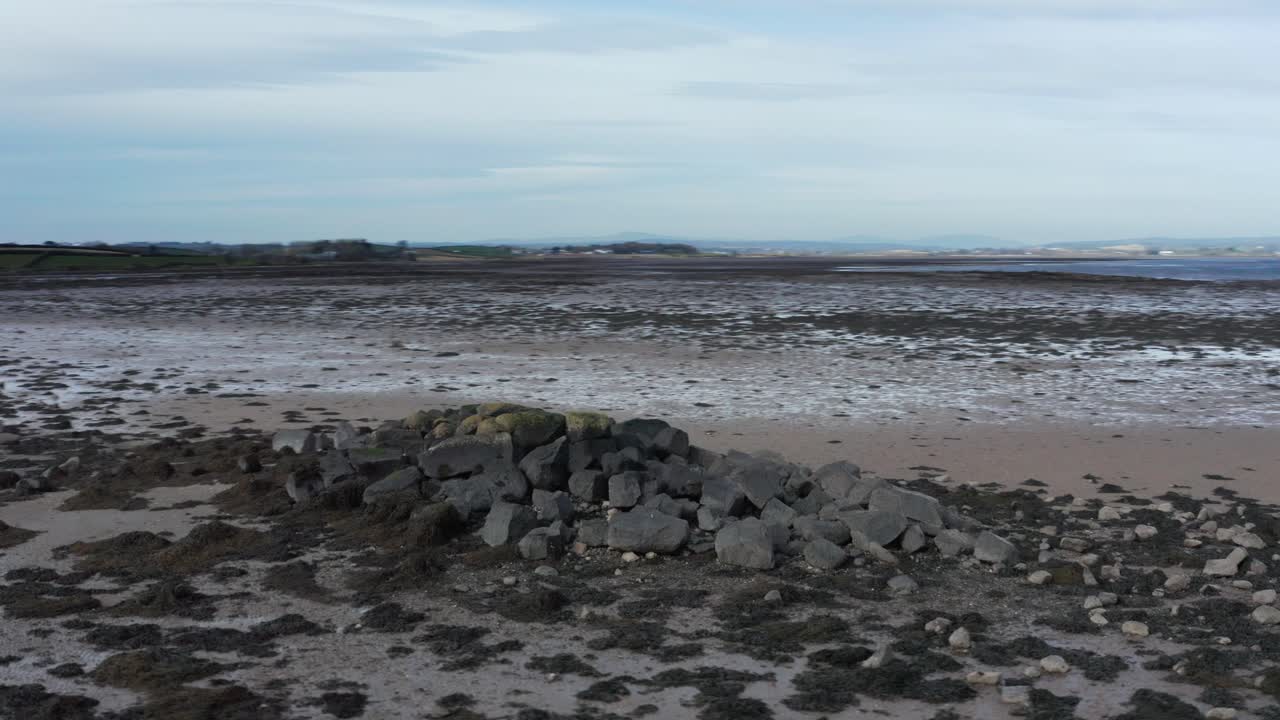 호수의 해안에 앉아 바위의 바위 해변 마루