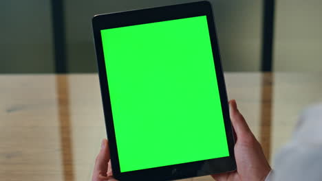 mujer de negocios con las manos sosteniendo la tableta chromakey mesa de primer plano. mujer leyendo correo electrónico