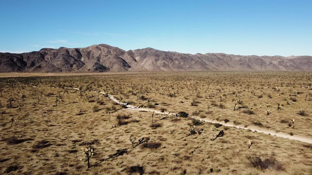 scenic offroad conduciendo a través del paisaje semiárido en joshua tree, desierto de mojave, california