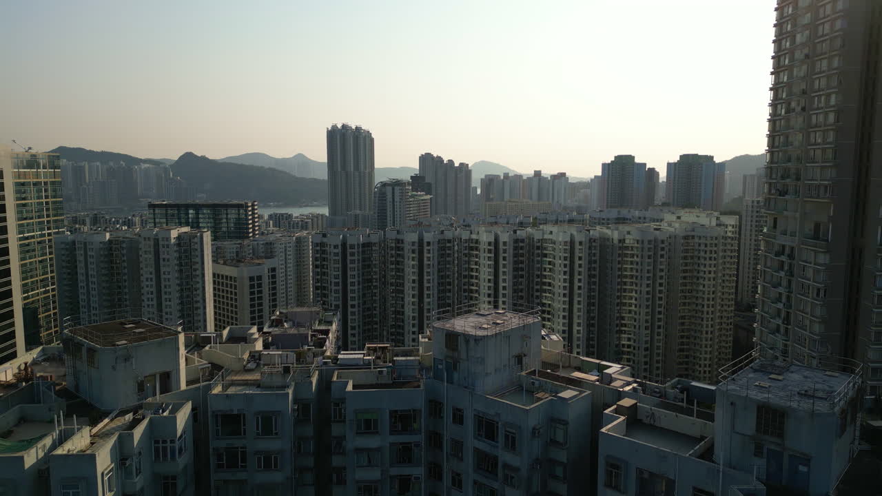 Vista aérea da paisagem urbana de Hong Kong com edifícios altos e densos