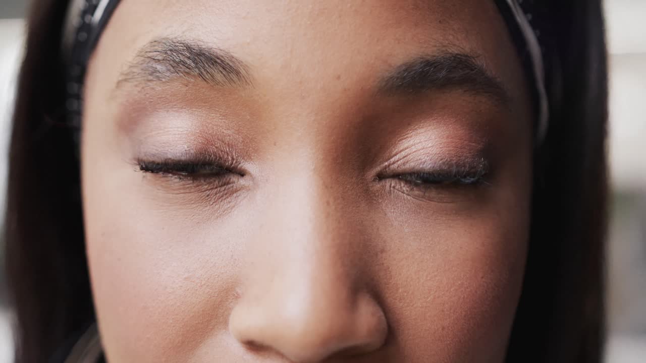 feliz afroamericana mujer de negocios casual abriendo los ojos y sonriendo