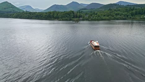 在德文特沃特 (derwentwater),凱斯威克 (keswick),一個平靜的湖泊,有河船和暴風雨的天空.