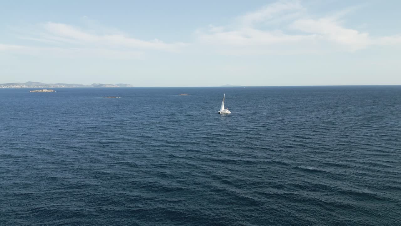 아테네 리비에라에서 항해하는 배