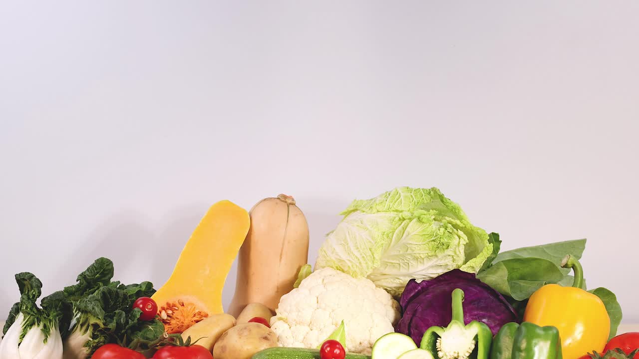 hortalizas variadas expuestas sobre un telón de fondo blanco