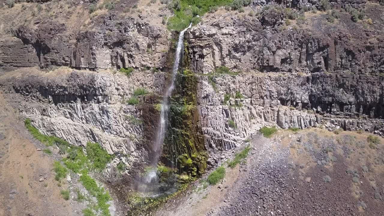 una cascada sin nombre drena la meseta superior de scablands en frenchman coulee