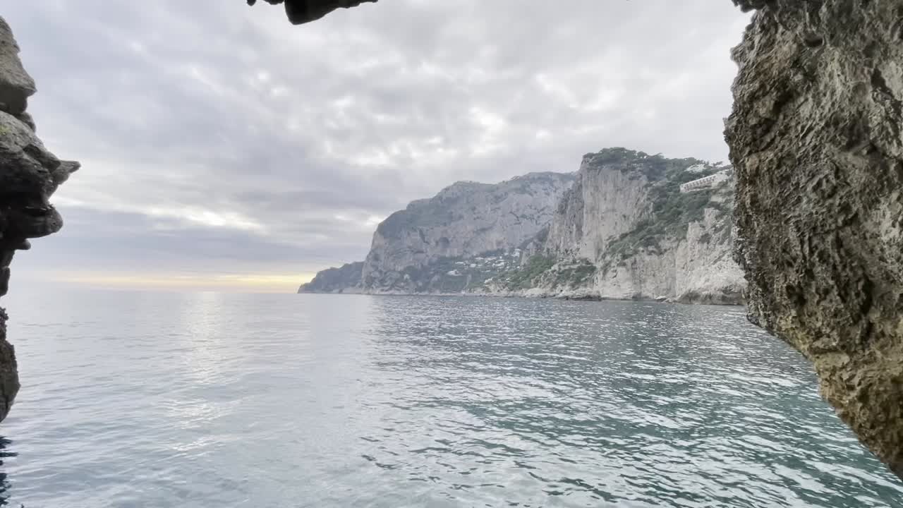большая скальная арка в средиземном море у побережья капри, италия