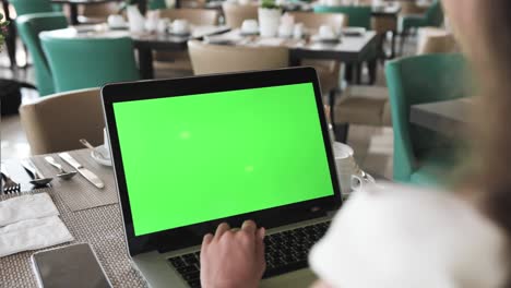 mujer usando una computadora portátil en un café