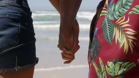 Pareja-Tomados-De-La-Mano-En-La-Playa-Bajo-El-Sol-4k