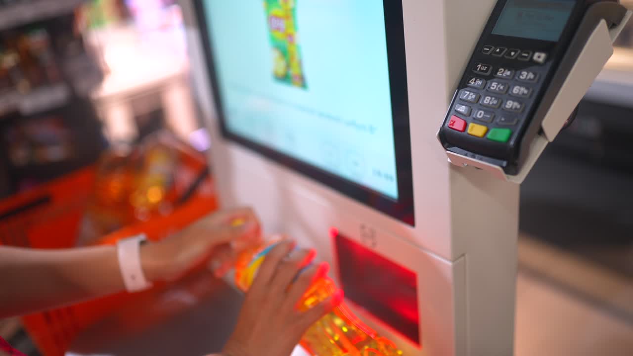 self-checkout en el supermercado