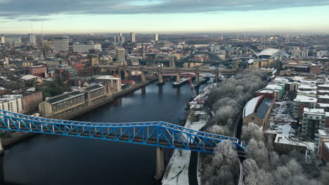 Hermosa-Antena-De-órbita-Amplia-De-Newcastle-Upon-Tyne-Con-El-Puente-Redheugh-En-Primer-Plano