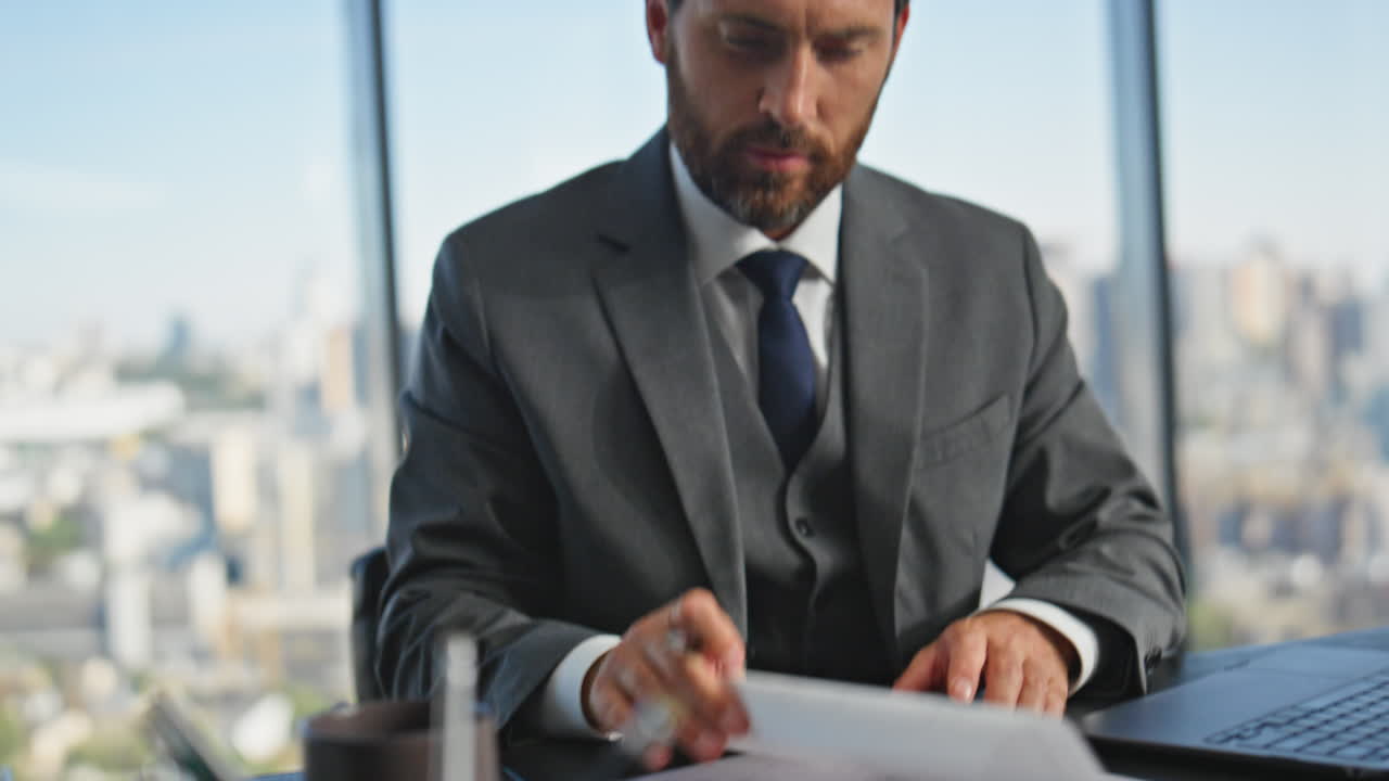 professionisti impegnati a controllare i messaggi degli smartphone. mani da vicino che firmano documenti