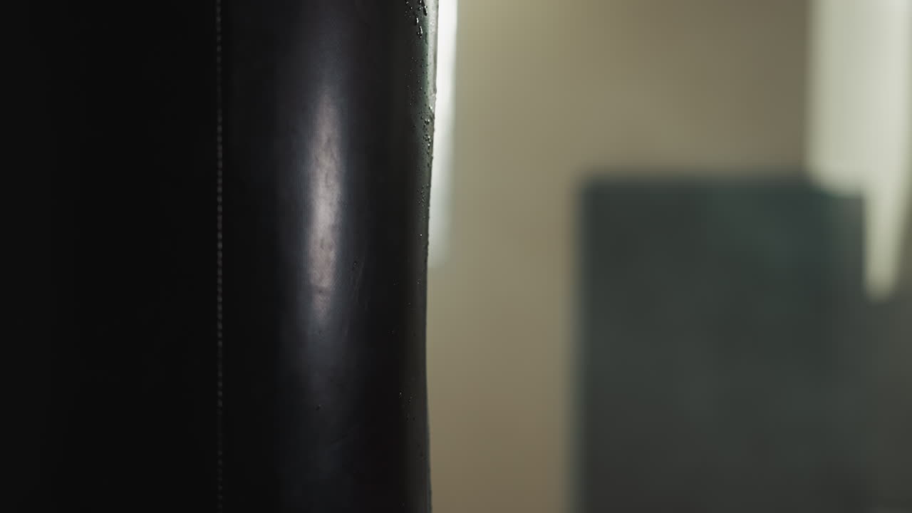 튼튼한 남자 손바닥은 힘을 보여주는 전투 가방에 타격을 주고, 체육관에서 체력과 신체적 복지를 향상시니다.