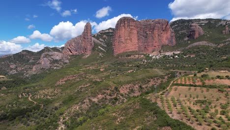 Enormes-Paredes-Empinadas-De-Montaña-Naranja-En-El-Paisaje-Montañoso-De-Huesca-En-España-En-Un-Hermoso-Día-Azul-Cálido-De-Verano-En-España