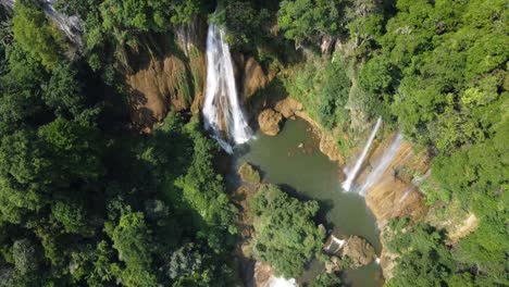 Un-Increíble-Dron-Disparó-Lejos-De-La-Cascada-Thi-Lo-Su-Y-Se-Vio-Desde-Arriba,-Ubicado-Fuera-De-Los-Caminos-Trillados-En-Lo-Profundo-De-La-Jungla-Del-Norte-De-Tailandia-En-El-área-De-Umphang-En-El-Sudeste-Asiático