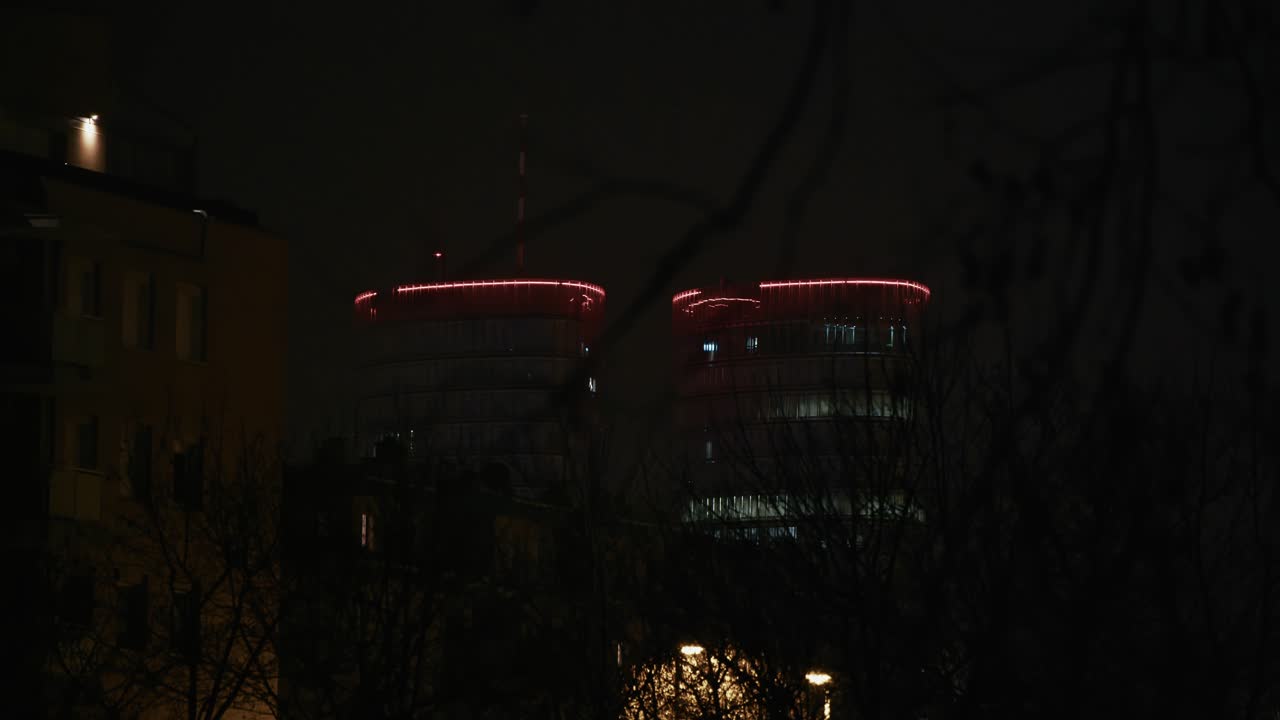 Torri gemelle illuminate con luci rosse contrastano il cielo notturno scuro a Zagabria.