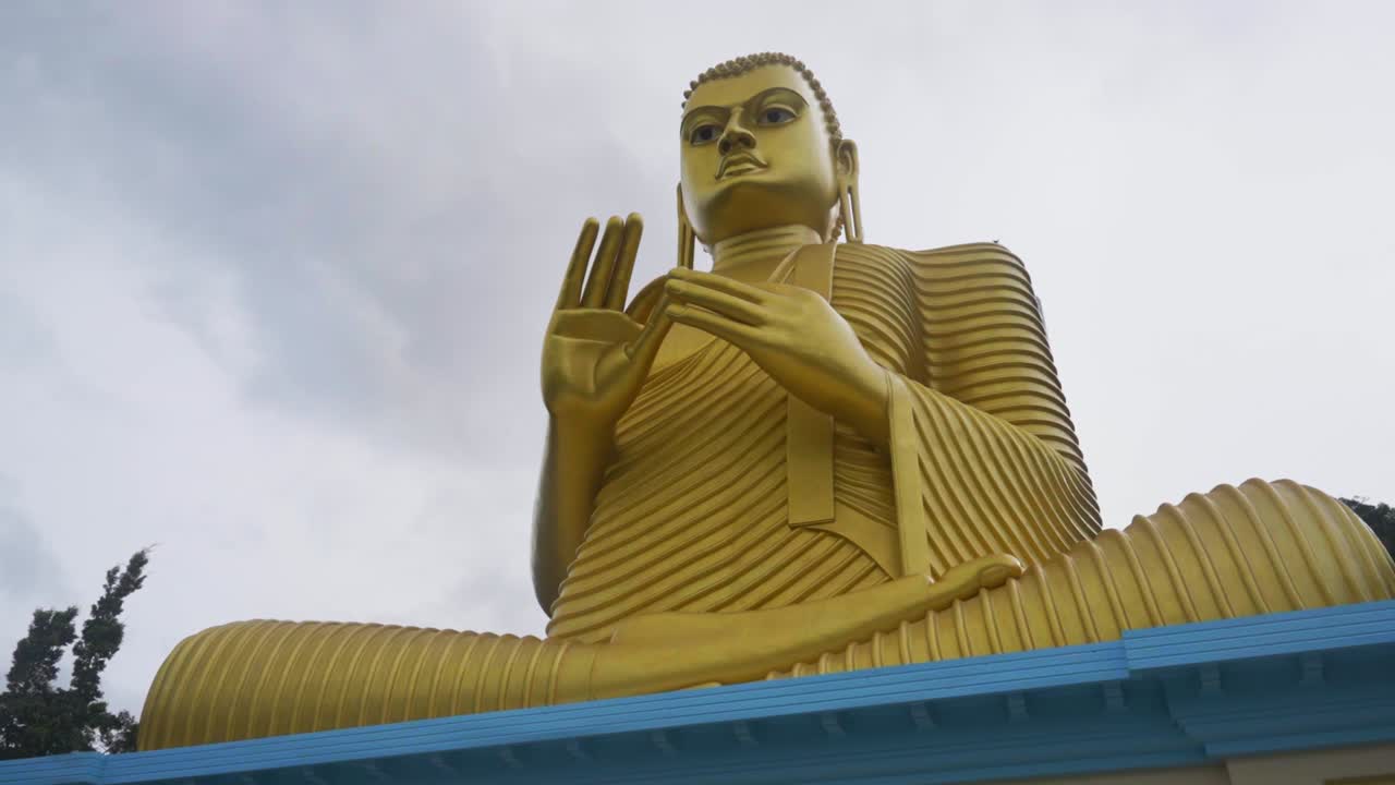 Sri Lanka'daki Dambulla Mağara Tapınağı'nda bulunan Altın Buda heykeli, aşağı doğru eğimli genel çekim