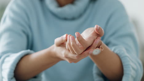 mujer rompiendo los nudillos en sus manos