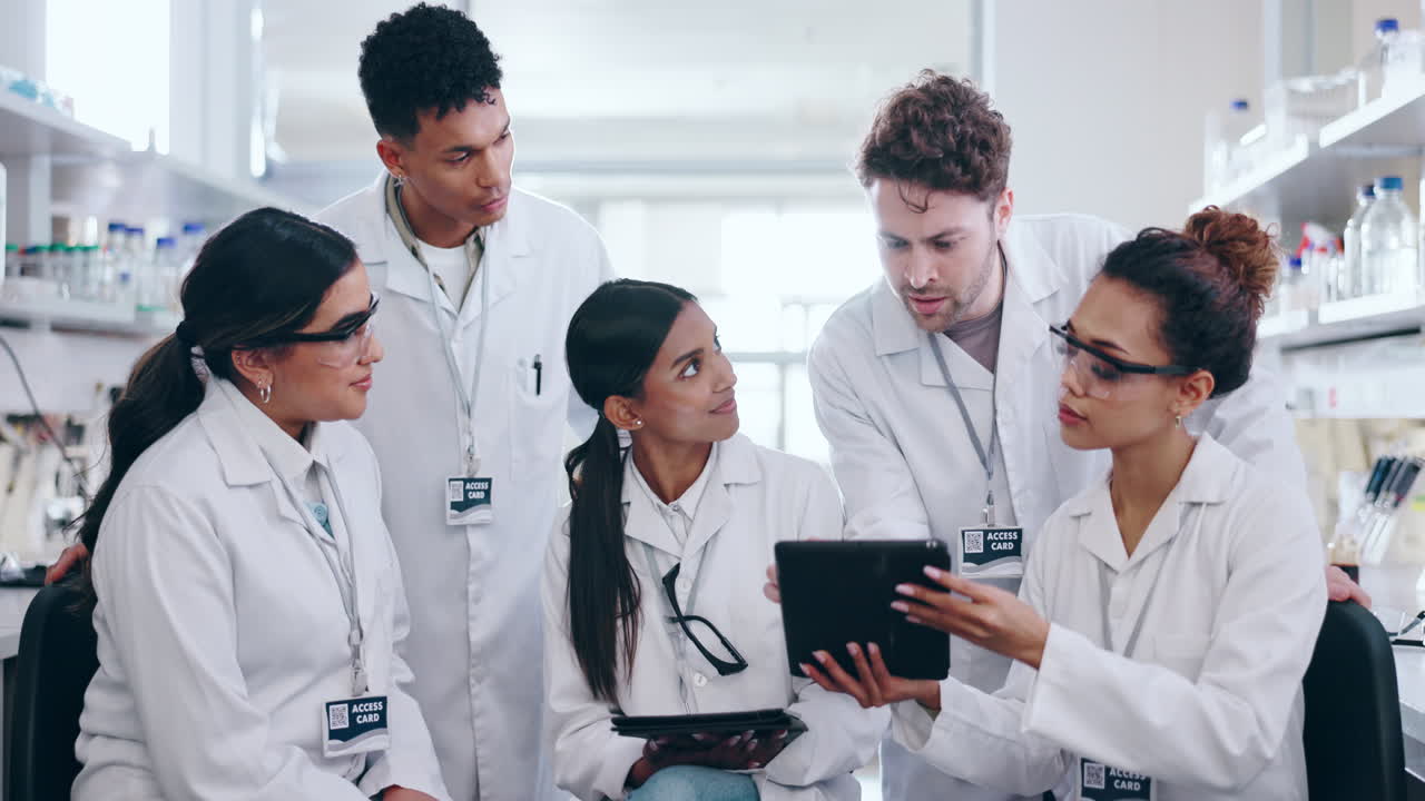 Persone, scienziato e tablet in riunione di team