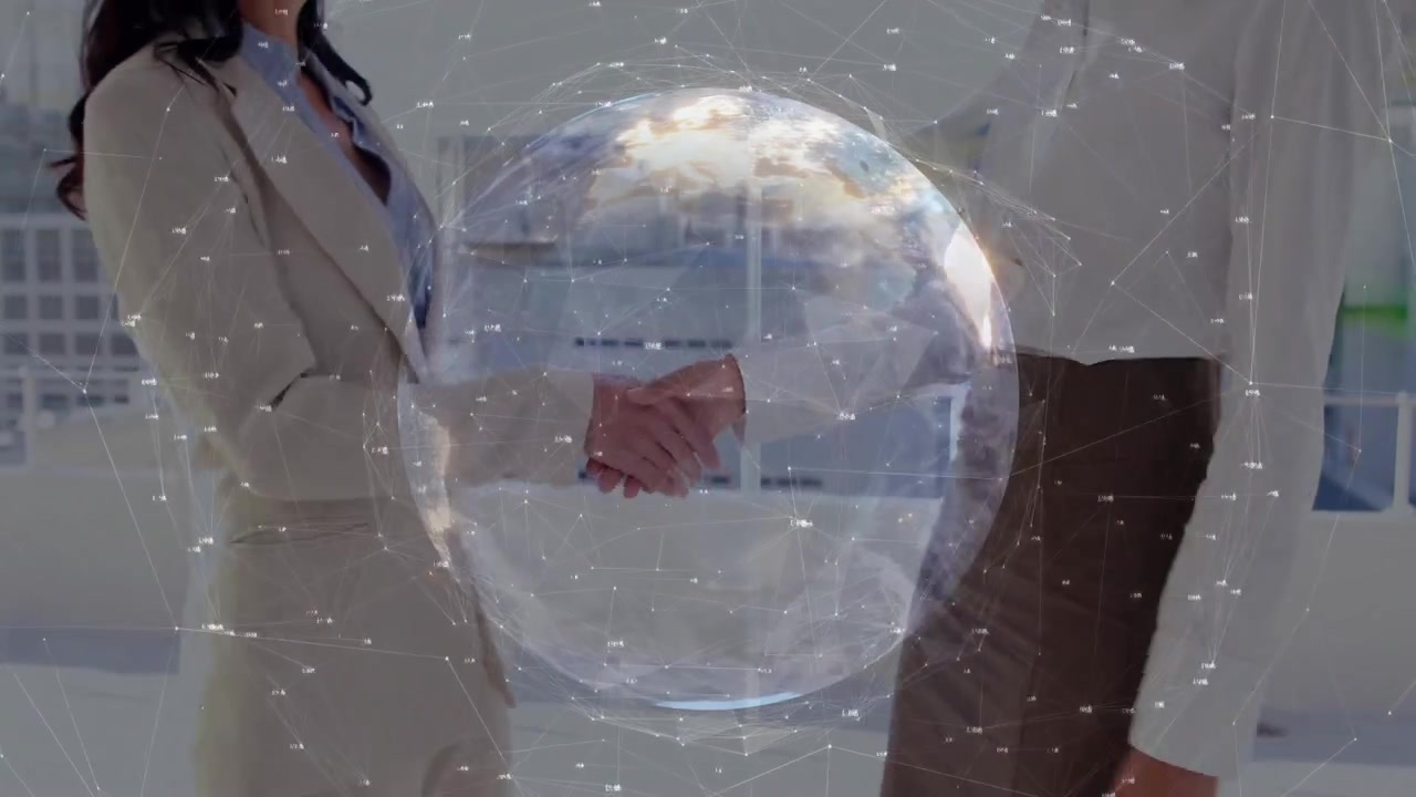 Mulher mais jovem usando smartphone acima de um globo 3D, inspirando mulher mais velha a rastrear dados e discutir tecnologia.