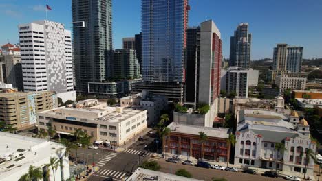 el centro de san diego volando hacia atrás sobre las calles 9, 10 y 11 hacia el norte.