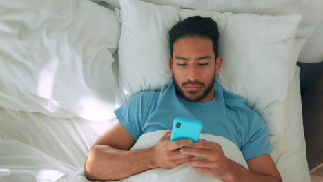 Hombre-En-La-Cama-Con-Teléfono-O-Teléfono-Inteligente