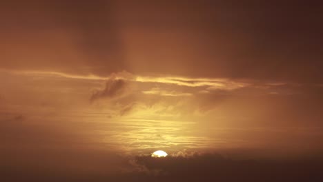 Sonnenuntergang-Am-Horizont-Am-Späten-Nachmittag