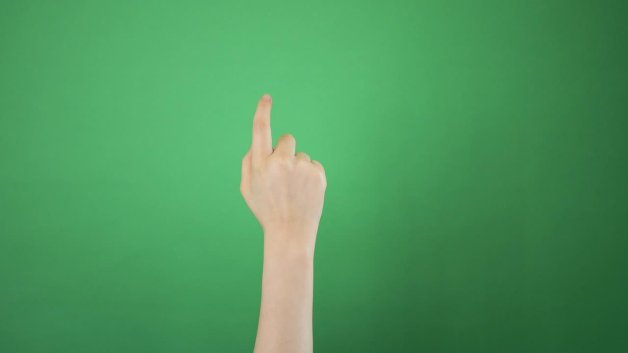 녹색 배경에 손으로 만지는 장치 화면