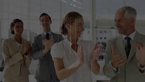 animación del procesamiento de datos financieros sobre diversas personas de negocios que trabajan en la oficina